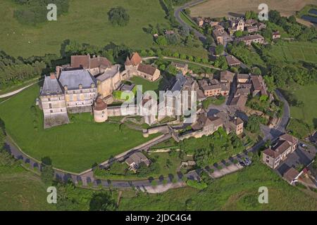 Frankreich, Dordogne, Biron Dorf dominiert von der Burg zwölften Jahrhundert denkmalgeschützten (Luftaufnahme) Stockfoto