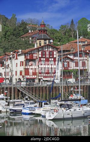 Frankreich, Pyrénées-Atlantiques Ciboure der Hafen und die Kirche Saint-Vincent de Ciboure Stockfoto