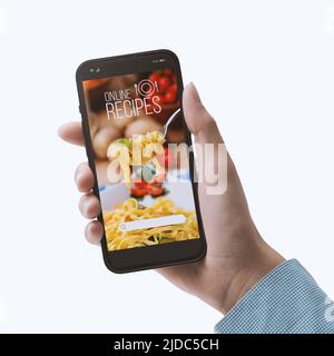 Frau, die mit ihrem Smartphone in einer Koch-App nach gesunden Rezepten sucht, POV-Aufnahme auf weißem Hintergrund Stockfoto
