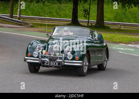 1961 60s Sechziger Jahre grüner Jaguar XK 3442cc, Inline 6-Zylinder Dual Overhead Nockenwelle (DOHC) Benzin-Motor Luxus-Sportwagen; Autos vorgestellt während der 58. Jahr der Manchester to Blackpool Touring Assembly für Veteran, Vintage, Classic und geschätzte Autos. Stockfoto