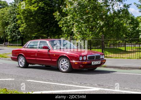 2000 rote britische Jaguar XJ XJ8 3248cc 5-Gang-Limousine mit 4dr Geschwindigkeiten; Fahrzeuge, die während des Jahres 58. der Manchester to Blackpool Touring Assembly für Veteran, Vintage, Classic und geschätzte Fahrzeuge vorgestellt wurden. Stockfoto