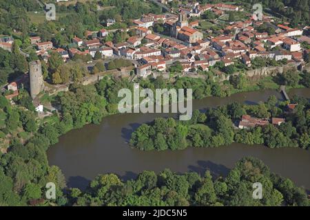 Frankreich, Dorf Vendée Vouvant mit der Bezeichnung „schönste Dörfer Frankreichs“ (Luftaufnahme) Stockfoto