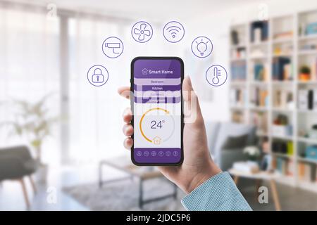 Frau, die ihr Smart Home von ihrem Telefon aus steuert, Bedienfeldschnittstelle auf dem Smartphone, POV-Aufnahme Stockfoto