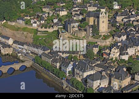 Frankreich, Dordogne, Terrasson-Lavilledieu, Touristenstadt am Ufer der Vezere Holy Sour Kirche dominiert die Stadt (Luftbild), Stockfoto