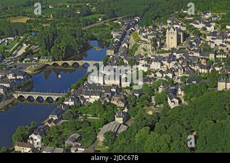 Frankreich, Dordogne, Terrasson-Lavilledieu, Touristenstadt am Ufer der Vezere Holy Sour Kirche dominiert die Stadt (Luftbild), Stockfoto