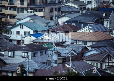 Panoramablick auf die Wohndächer der Stadt Himeji, Japan Stockfoto