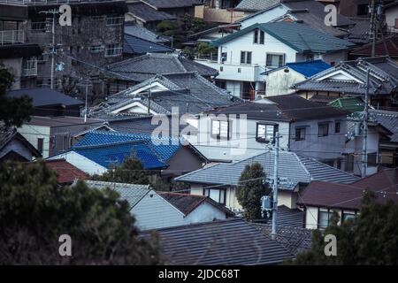 Panoramablick auf die Wohndächer der Stadt Himeji, Japan Stockfoto