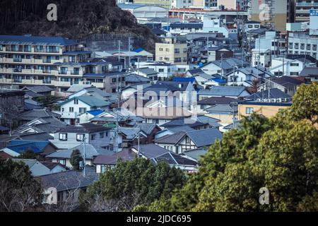 Panoramablick auf die Wohndächer der Stadt Himeji, Japan Stockfoto