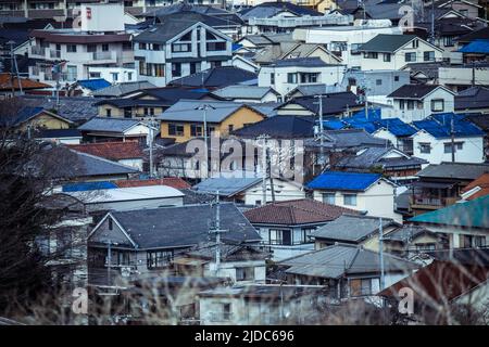 Panoramablick auf die Wohndächer der Stadt Himeji, Japan Stockfoto