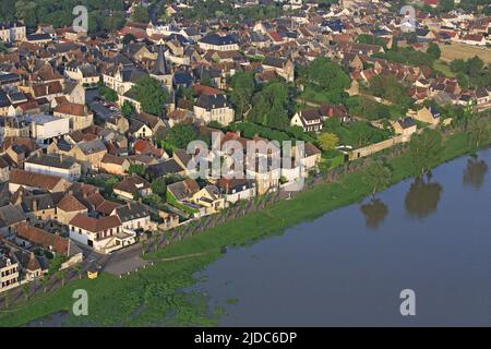 Frankreich, Nièvre, Pouilly-sur-Loire Dorf von Vineyard, am Ufer der Loire gelegen (Luftaufnahme), Stockfoto