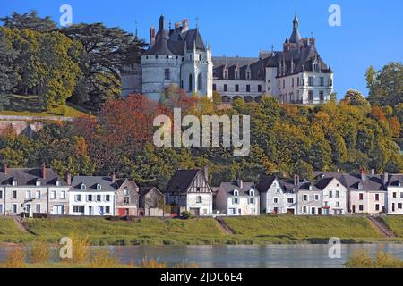 Frankreich, Loir-et-Cher Chaumont-sur-Loire, das Schloss und das Dorf vom Ufer der Loire aus gesehen Stockfoto