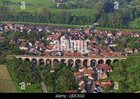 Frankreich, Cher, Menétréol-sous-Sancerre, Village sur les bords de la Loire et du Canal latéral de la Loire, (Luftaufnahme) Stockfoto