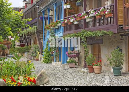 Frankreich, Corrèze (19) Argentat, typische Häuser am Ufer der Dordogne Stockfoto