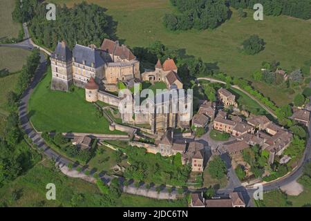 Frankreich, Dordogne, Biron Dorf dominiert von der Burg zwölften Jahrhundert denkmalgeschützten (Luftaufnahme) Stockfoto