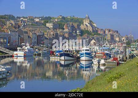 Frankreich, seine-Maritime, Tréport, der Fischereihafen, Trawler und die Stadt im Hintergrund Stockfoto