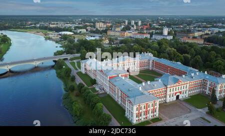 Luftaufnahme von Jelgava City Panorama LLU Palast in Lettland, Zemgale. Größtes Barockschloss im Baltikum am Ufer des Lielupe. Antenne Jelgava Stockfoto