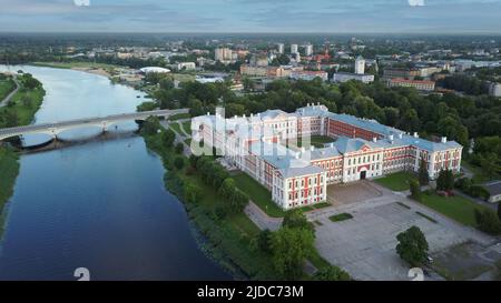 Luftaufnahme von Jelgava City Panorama LLU Palast in Lettland, Zemgale. Größtes Barockschloss im Baltikum am Ufer des Lielupe. Antenne Jelgava Stockfoto