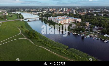 Luftaufnahme von Jelgava City Panorama LLU Palast in Lettland, Zemgale. Größtes Barockschloss im Baltikum am Ufer des Lielupe. Antenne Jelgava Stockfoto