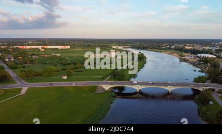 Luftaufnahme von Jelgava City Panorama LLU Palast in Lettland, Zemgale. Größtes Barockschloss im Baltikum am Ufer des Lielupe. Antenne Jelgava Stockfoto
