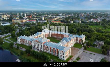 Luftaufnahme von Jelgava City Panorama LLU Palast in Lettland, Zemgale. Größtes Barockschloss im Baltikum am Ufer des Lielupe. Antenne Jelgava Stockfoto