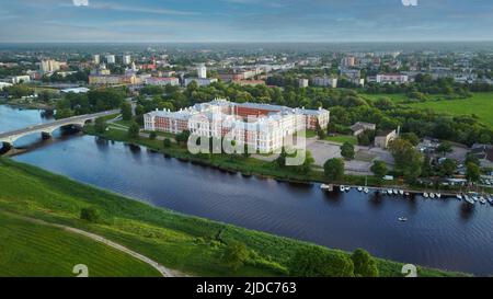 Luftaufnahme von Jelgava City Panorama LLU Palast in Lettland, Zemgale. Größtes Barockschloss im Baltikum am Ufer des Lielupe. Antenne Jelgava Stockfoto