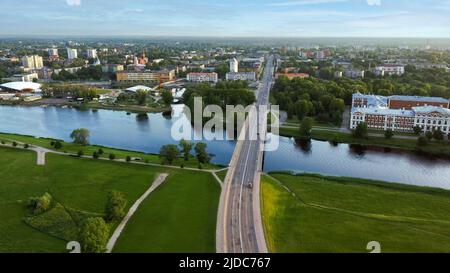 Luftaufnahme von Jelgava City Panorama LLU Palast in Lettland, Zemgale. Größtes Barockschloss im Baltikum am Ufer des Lielupe. Antenne Jelgava Stockfoto