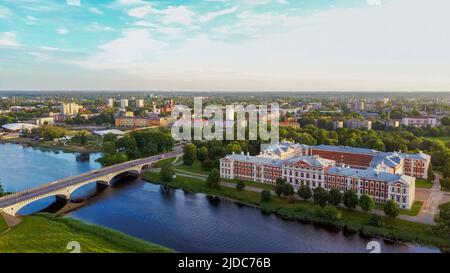 Luftaufnahme von Jelgava City Panorama LLU Palast in Lettland, Zemgale. Größtes Barockschloss im Baltikum am Ufer des Lielupe. Antenne Jelgava Stockfoto