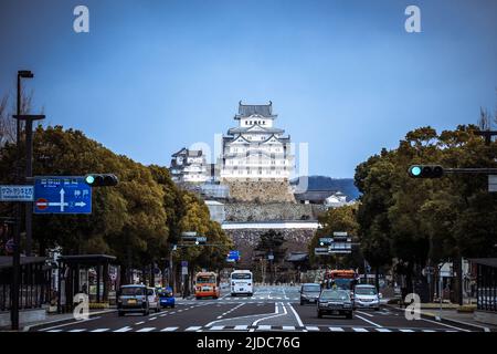 Himeji, Japan - 08. Januar 2020: Panoramablick auf das Himeji-Schloss mit den Straßen um den Aussichtspunkt der Stadt Stockfoto