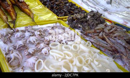 Markt für frische Meeresfrüchte in Batumi Georgia. Lebender Fisch im Eis. Flunder, rote Meeräsche, Lachs, Wels, Aal, Frösche, Rochen, Stör, Muscheln, Austern. Krabbe, Y Stockfoto