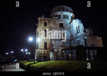 Ruinen des Atombombendoms im Herzen von Hiroshima bei Nacht, Japan Stockfoto