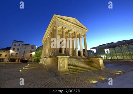 Frankreich, Gard Nîmes, die Nachtbeleuchtung des Maison Carrée Stockfoto