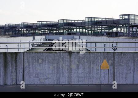 Gebäude des Bahnhofs Südkreuz. Zufahrt vom Fußgängerweg des Nord-Süd Grünen Parks in Berlin zum Bahnhof, Berlin, Deutschland, 2.5.22 Stockfoto