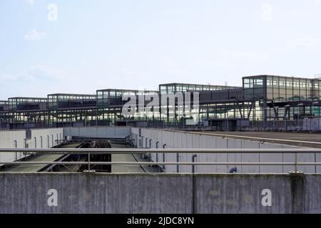 Gebäude des Bahnhofs Südkreuz. Zufahrt vom Fußgängerweg des Nord-Süd Grünen Parks in Berlin zum Bahnhof, Berlin, Deutschland, 2.5.22 Stockfoto