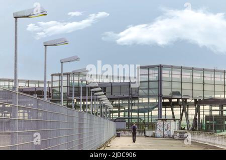 Gebäude des Bahnhofs Südkreuz. Zufahrt vom Fußgängerweg des Nord-Süd Grünen Parks in Berlin zum Bahnhof, Berlin, Deutschland, 2.5.22 Stockfoto