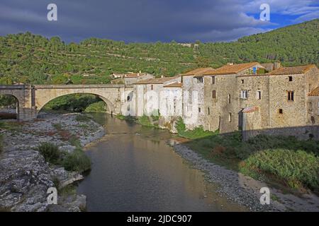 Frankreich, Aude Lagrasse klassifiziertes Dorf, die alte Brücke über den Fluss l'Orbieu Stockfoto