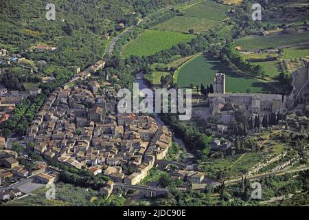 Frankreich, Dorf Aude Lagrasse in der Corbières gelegen, befindet sich die Abtei Sainte-Marie de Lagrasse am Ufer des Orbieu gegenüber dem Dorf (Luftaufnahme) Stockfoto