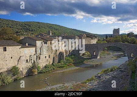 Frankreich, Aude Lagrasse klassifiziertes Dorf, die alte Brücke über den Fluss l'Orbieu Stockfoto