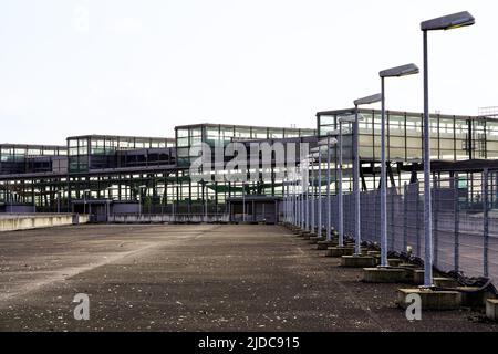 Gebäude des Bahnhofs Südkreuz. Zufahrt vom Fußgängerweg des Nord-Süd Grünen Parks in Berlin zum Bahnhof, Berlin, Deutschland, 2.5.22 Stockfoto