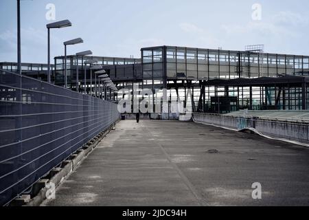 Gebäude des Bahnhofs Südkreuz. Zufahrt vom Fußgängerweg des Nord-Süd Grünen Parks in Berlin zum Bahnhof, Berlin, Deutschland, 2.5.22 Stockfoto