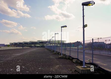 Gebäude des Bahnhofs Südkreuz. Zufahrt vom Fußgängerweg des Nord-Süd Grünen Parks in Berlin zum Bahnhof, Berlin, Deutschland, 2.5.22 Stockfoto