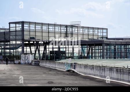 Gebäude des Bahnhofs Südkreuz. Zufahrt vom Fußgängerweg des Nord-Süd Grünen Parks in Berlin zum Bahnhof, Berlin, Deutschland, 2.5.22 Stockfoto