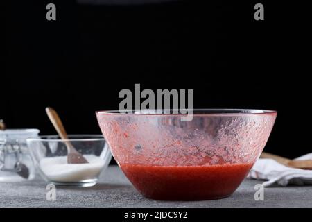 Prozess der Herstellung von Erdbeermarmelade. Hausmannskost, Studiofoto Stockfoto
