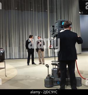 Drei mal neun, ZDF Quizshow, Deutschland, 1971, im Bild: Showmaster Wim Thoelke mit Showgast Hans Söhnker vor der ZDF Kamera. Drei mal neun, TV-Quizshow, Deutschland, 1971, vor dem ZDF-Kamera-Showmaster Wim Thoelke mit Showgast Hans Soehnker Stockfoto