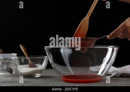 Prozess der Herstellung von Erdbeermarmelade. Hausmannskost, Studiofoto Stockfoto