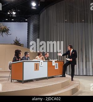 Drei mal neun, ZDF Quizshow, Deutschland, 1971, Showmaster Wim Thoelke mit vier Kandidaten der Spielrunde. Drei mal neun, TV-Quizshow, Deutschland, 1971, Moderator Wim Thoelke mit vier Kandidaten der Spielrunde. Stockfoto