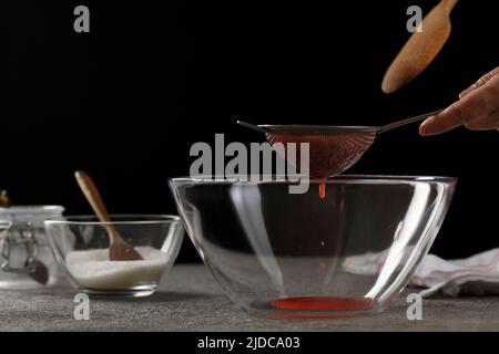 Prozess der Herstellung von Erdbeermarmelade. Hausmannskost, Studiofoto Stockfoto