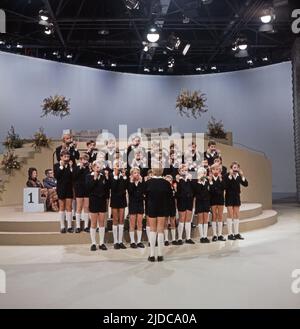 Drei mal neun, ZDF Quizshow, Deutschland, 1971, im Bild: Knabengruppe von Mundharmonikaspielern. Drei mal neun, TV-Quizshow, Deutschland, 1971, auf dem Foto: Eine Knabengruppe von Mundharmonikaspielern. Stockfoto
