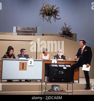 Drei mal neun, ZDF Quizshow, Deutschland, 1971, Showmaster Wim Thoelke mit vier Kandidaten der Spielrunde. Drei mal neun, TV-Quizshow, Deutschland, 1971, Moderator Wim Thoelke mit vier Kandidaten der Spielrunde. Stockfoto