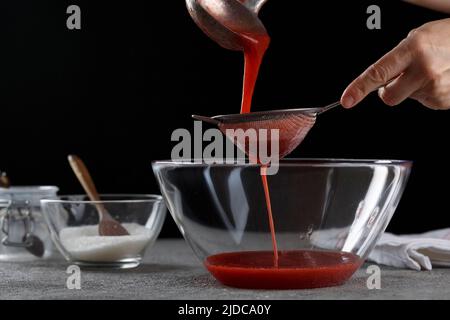 Prozess der Herstellung von Erdbeermarmelade. Hausmannskost, Studiofoto Stockfoto