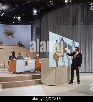 Drei mal neun, ZDF Quizshow, Deutschland, 1971, Showmaster Wim Thoelke mit vier Kandidaten der Spielrunde. Drei mal neun, TV-Quizshow, Deutschland, 1971, Moderator Wim Thoelke mit vier Kandidaten der Spielrunde. Stockfoto